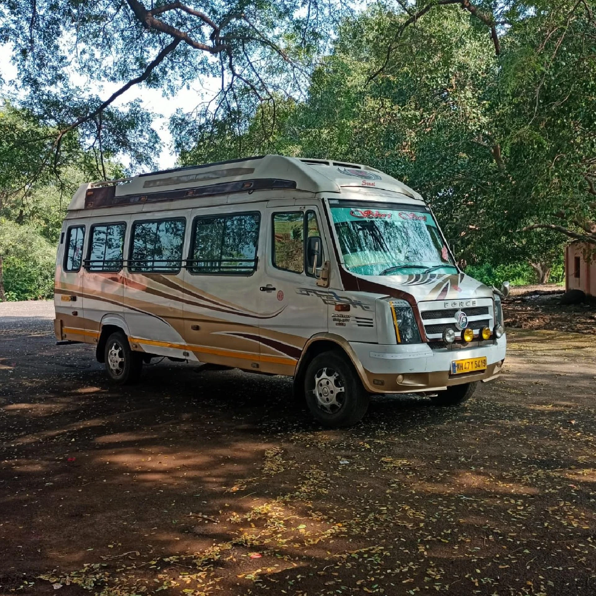 How to Choose the Right Tempo Traveller on Hire in Mumbai for Your Travel Group