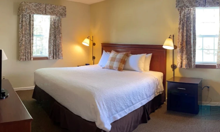 Central Downtown: Your Ideal Home Away from Home in the Berkshires