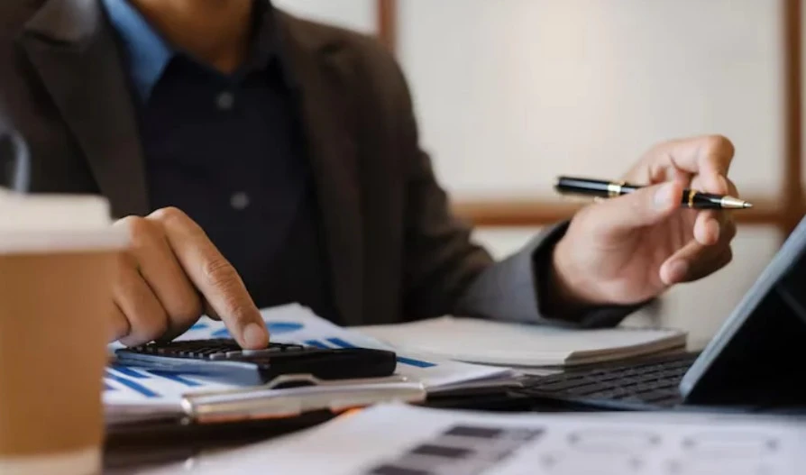B2B vs. B2C E-Invoicing: Understanding the Different Rules for UAE Customer Segments.