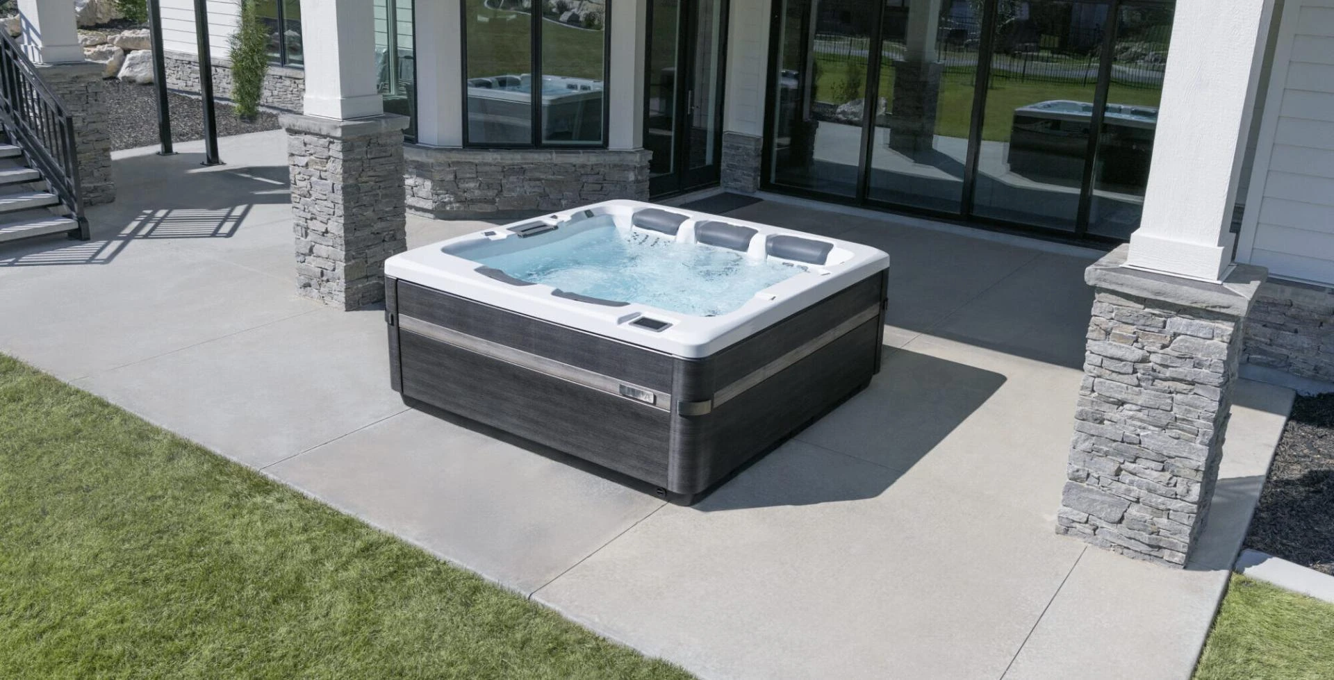 Buy Bullfrog Spas Tub in Michigan for Year-Round Relaxation