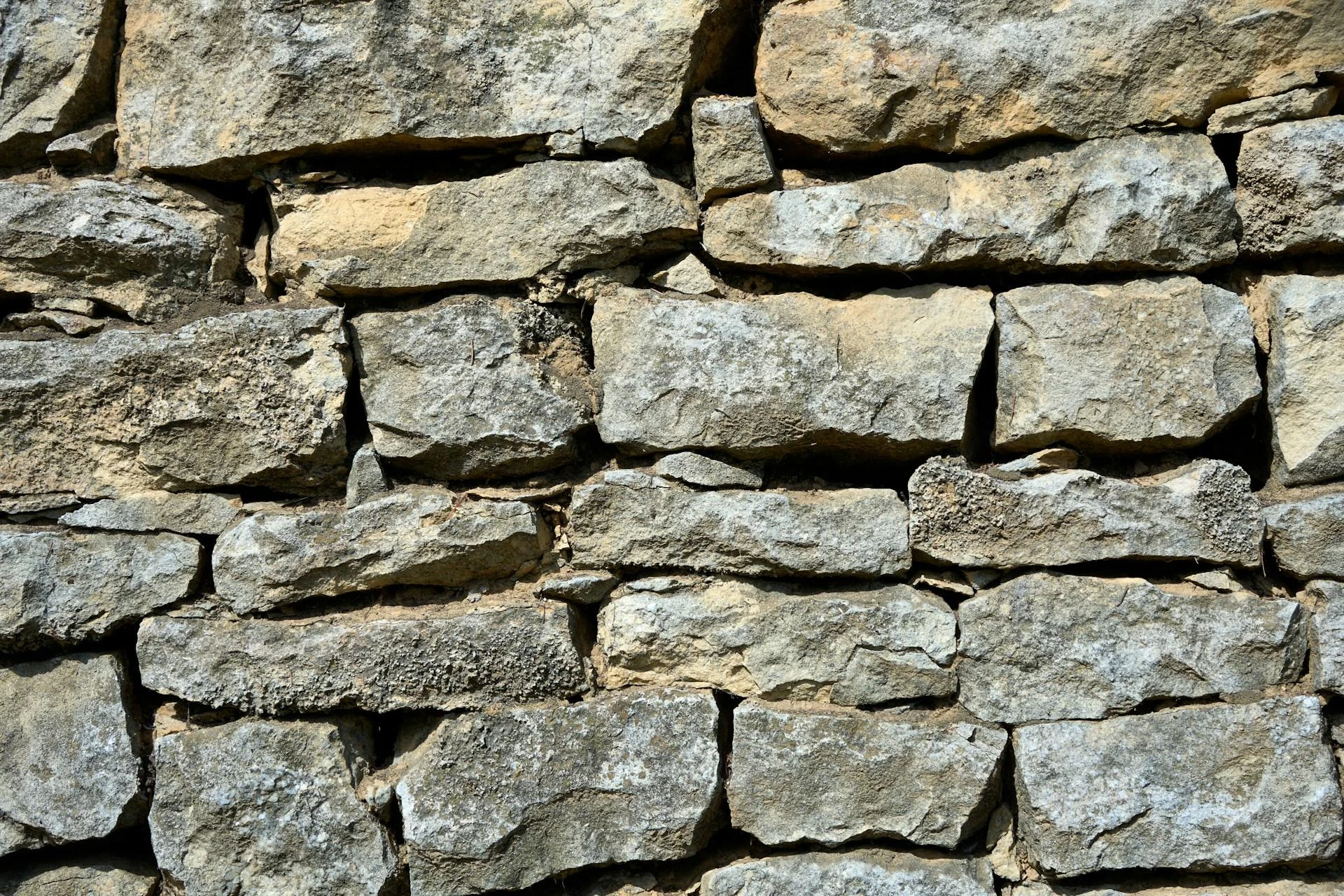 Antique Brick Veneer vs Field Stone vs Dry Stack Stone: What Renovators Should Know Before Choosing a Feature Wall