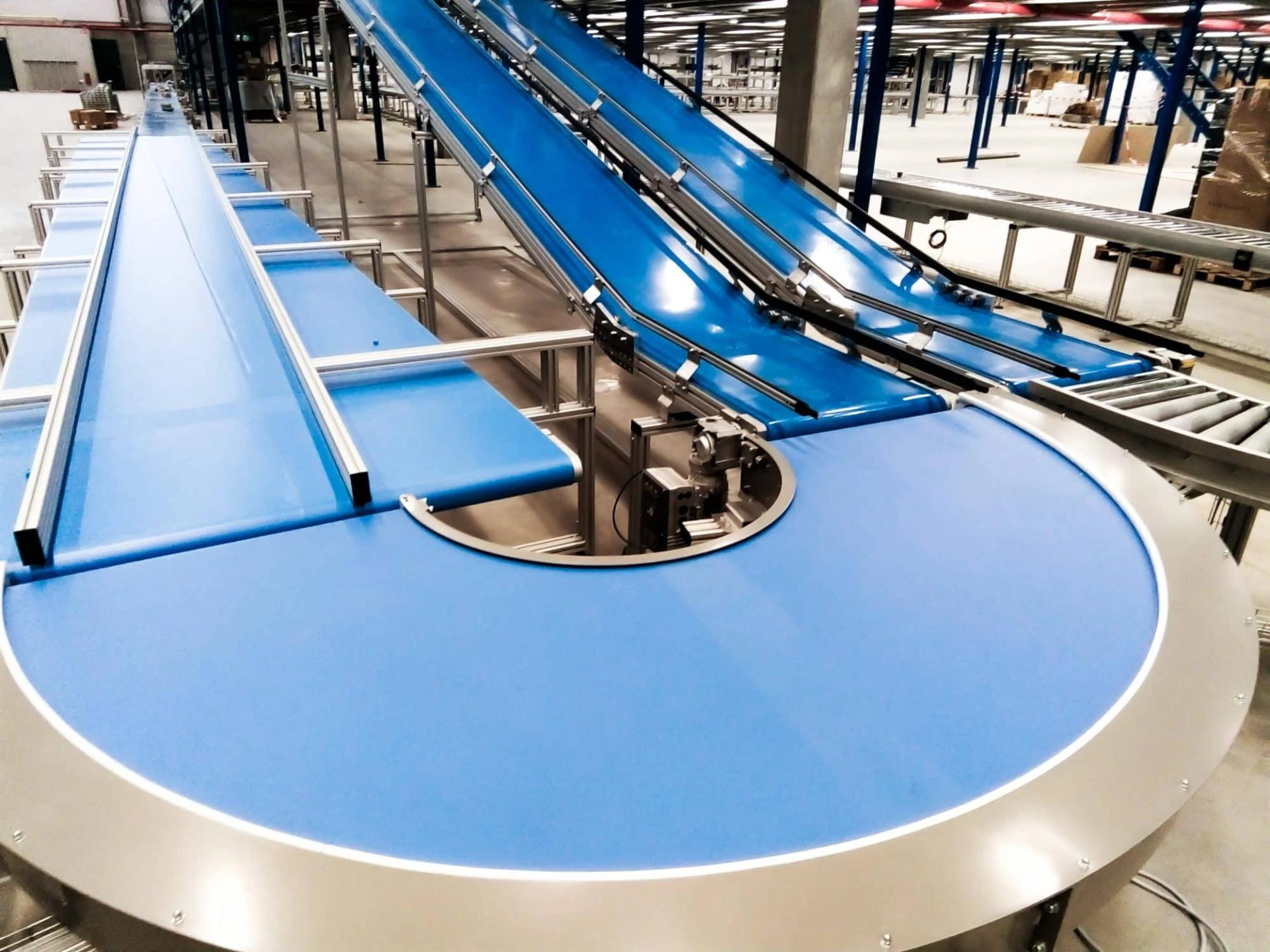 Why Curve Belt Conveyors Are the Perfect Solution for Navigating Tight Corners in Warehouse Layouts