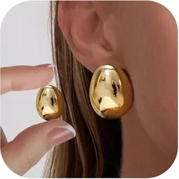 The Best Jewelry Picks for Petite Women Who Love Polished Outfits