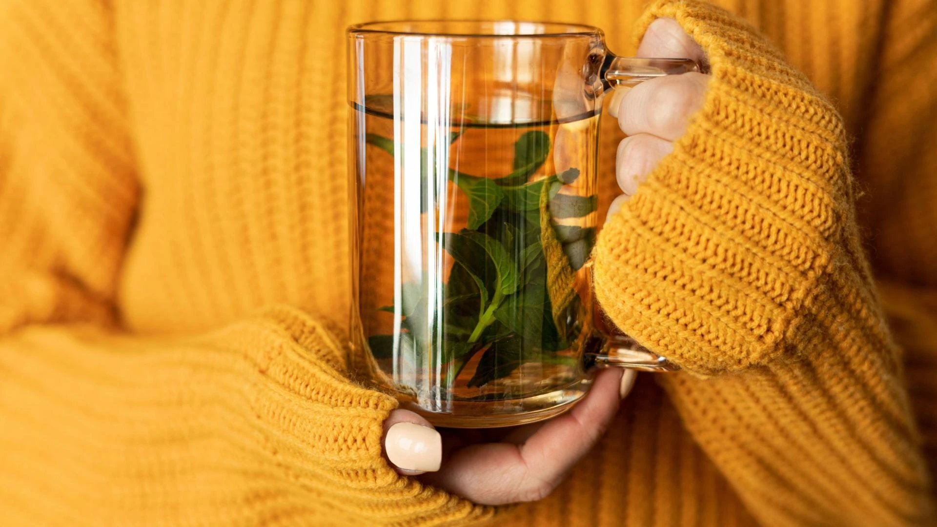 Nature’s Cup of Comfort: How Herbal Teas Support Hormonal Balance and Menstrual Wellness