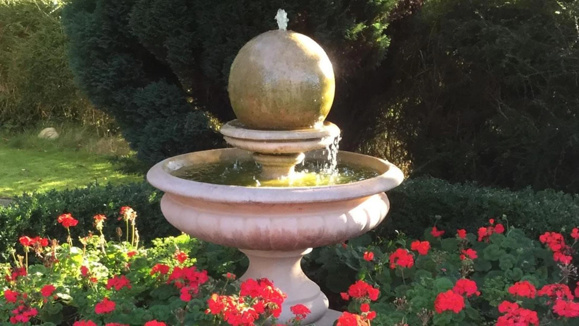 Tiered Garden Fountain Ideas for Elegant Driveway Entrances