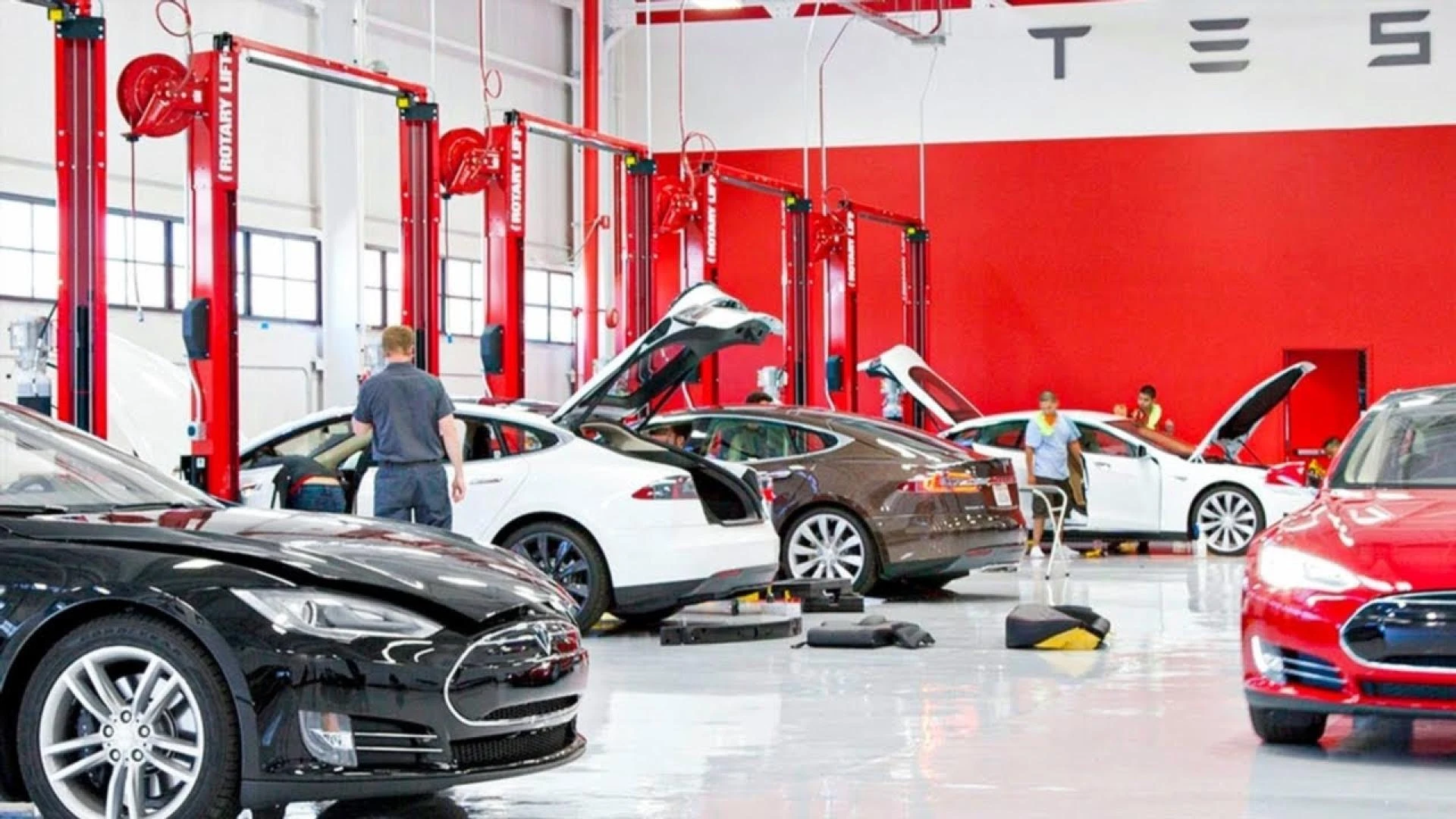 Common Tesla Problems and How a Professional Service Center Can Fix Them