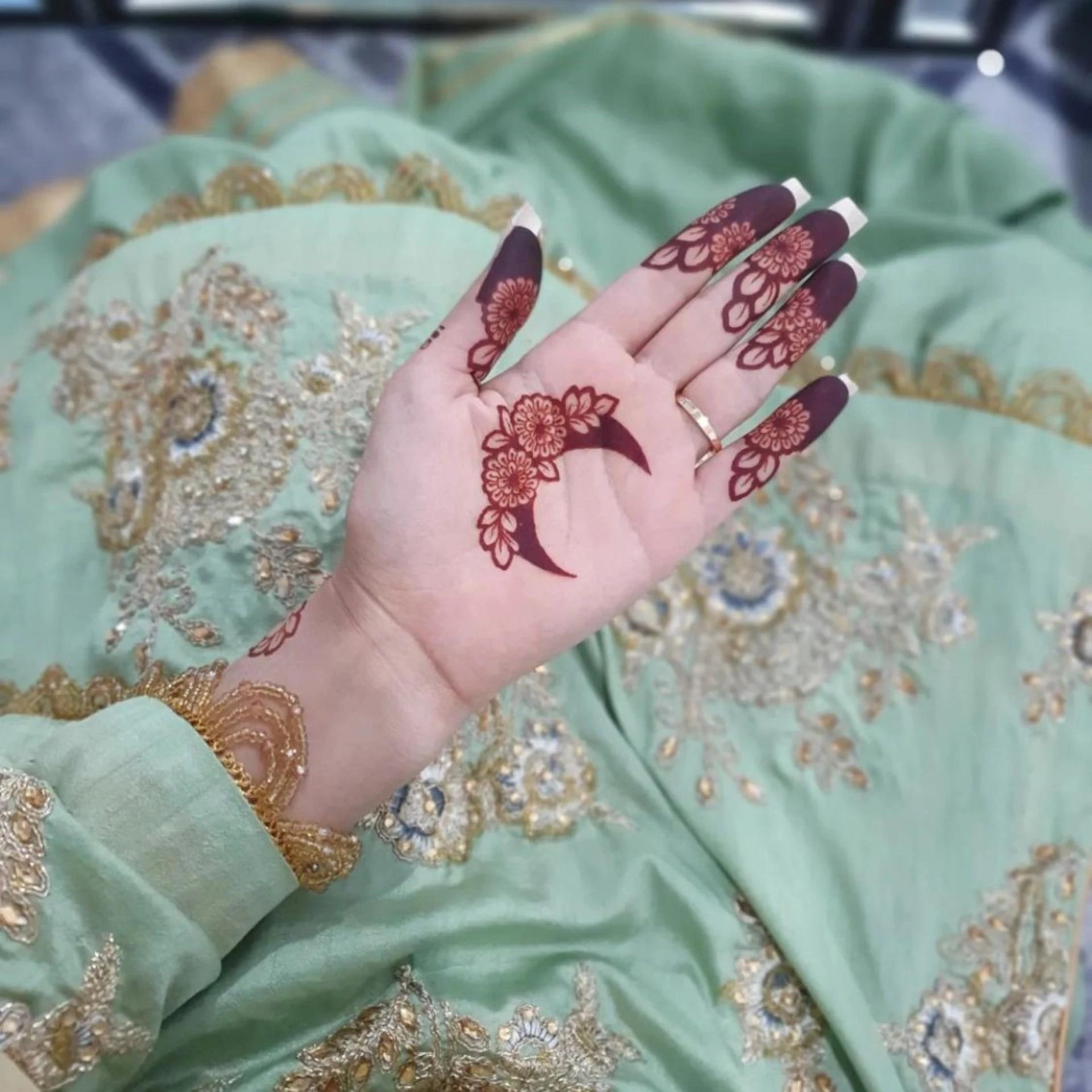 Which Mehndi Is Best for Our Hand?