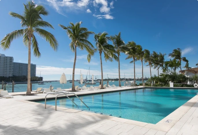 How Weekly Pool Cleaning Helps Maintain a Sparkling Home Pool