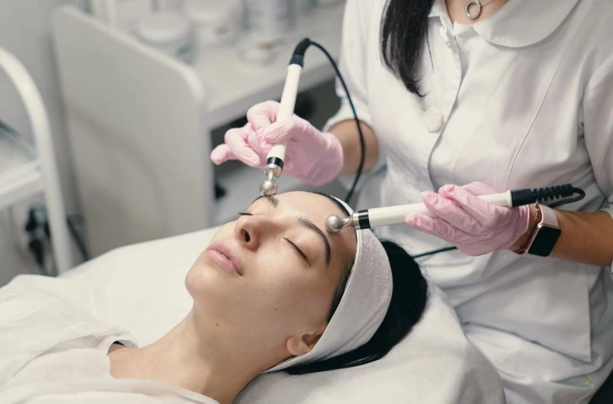 HydraFacial vs Chemical Peel: Choosing the Right Beauty Treatment for Your Skin