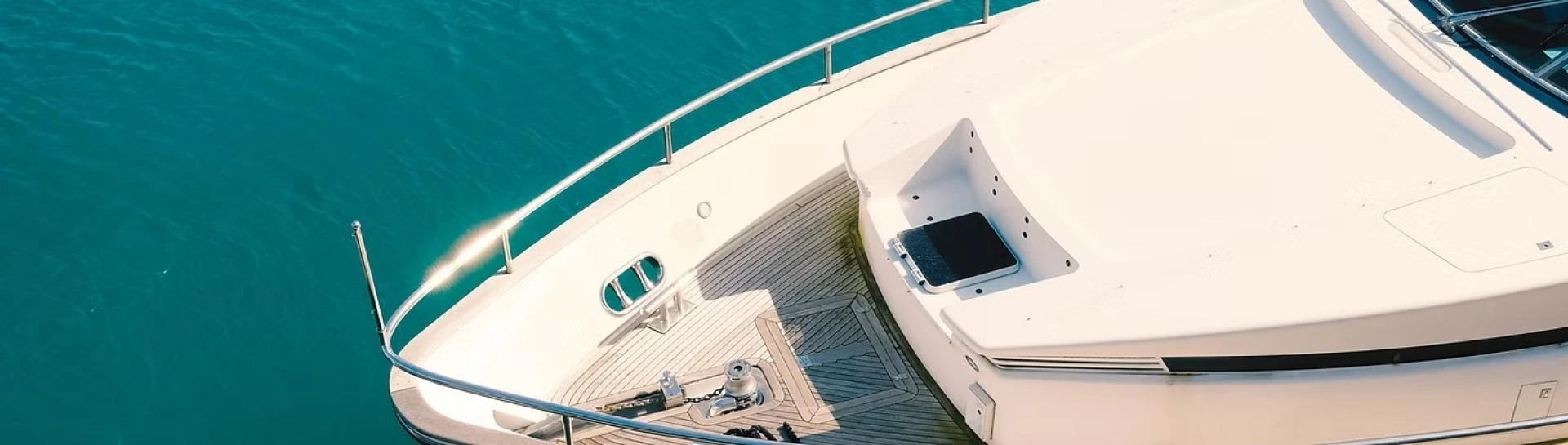 Découvrez la Côte d’Azur autrement avec Saint-Tropez Yacht Charter