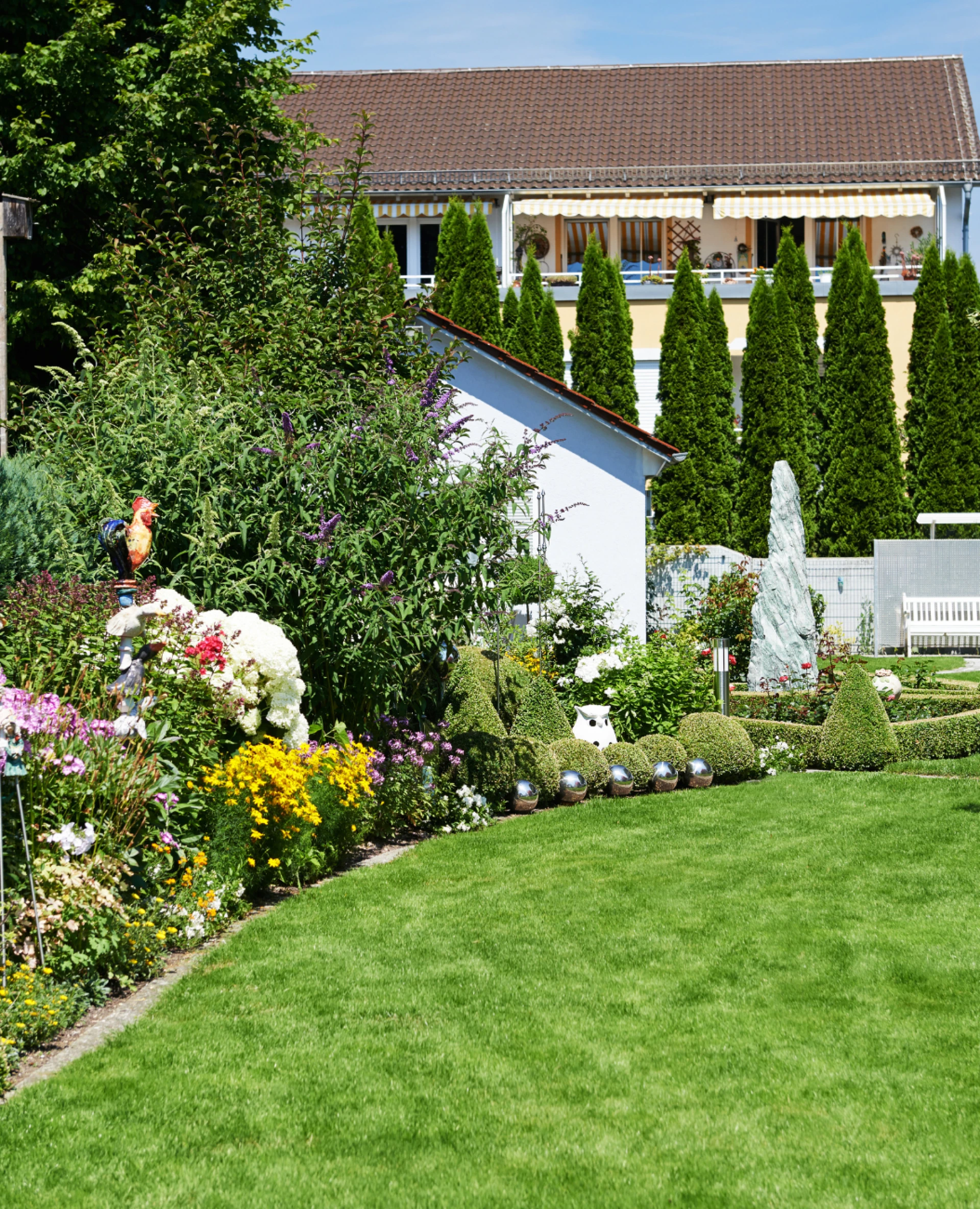 Creating a Functional Small Office Layout: Office Interior Design Ideas For Small Space