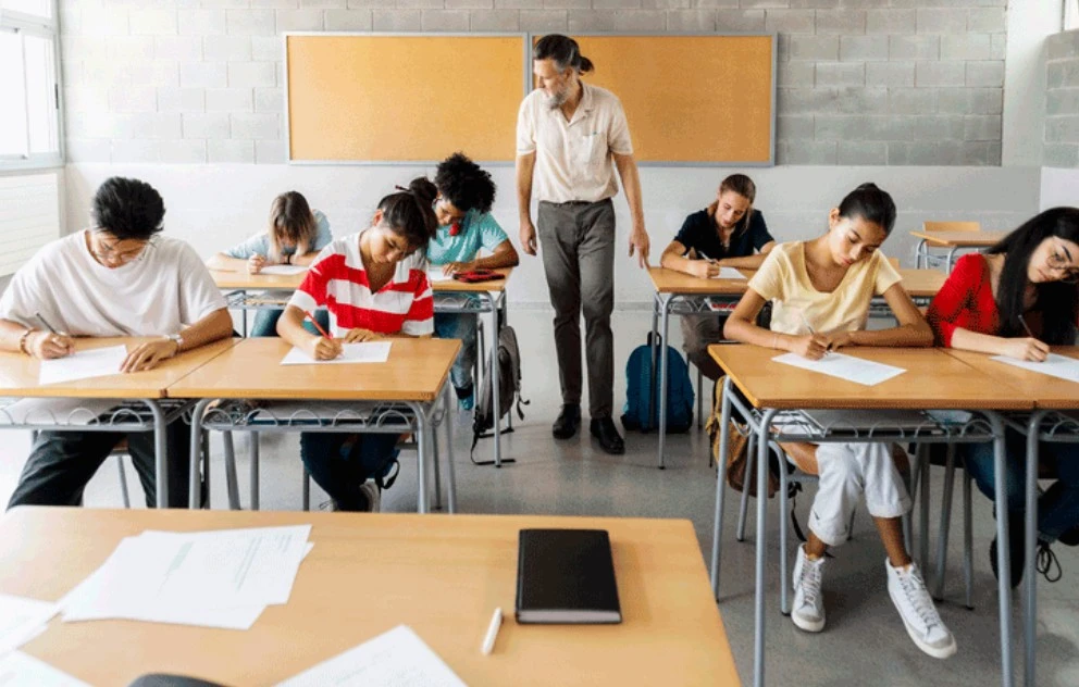 How Do Teachers Manage "Screen Fatigue" in Fully Digital or Hybrid Learning Environments?
