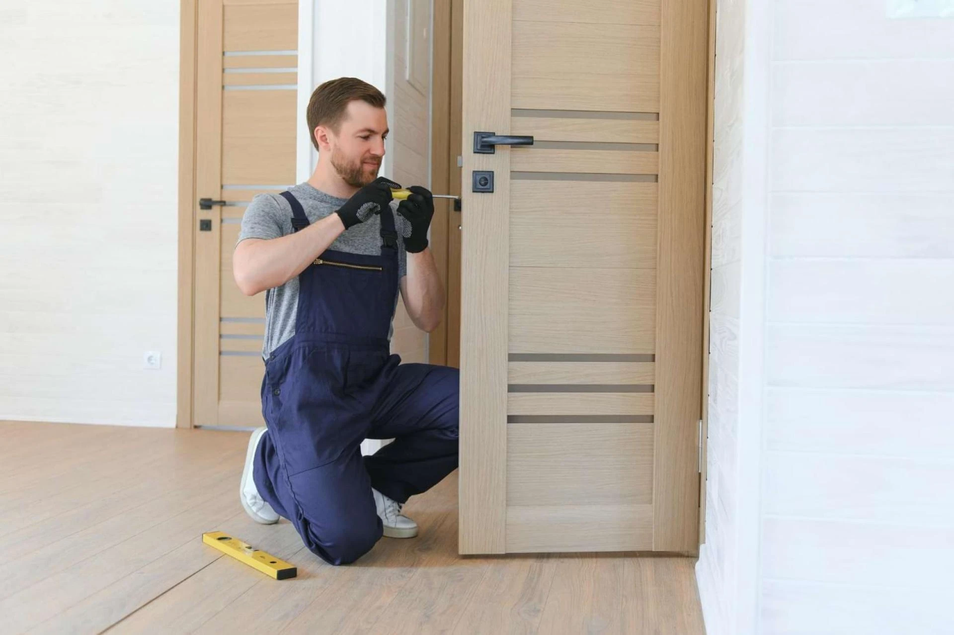 Sécuriser et embellir son habitation : l’importance des portes de qualité