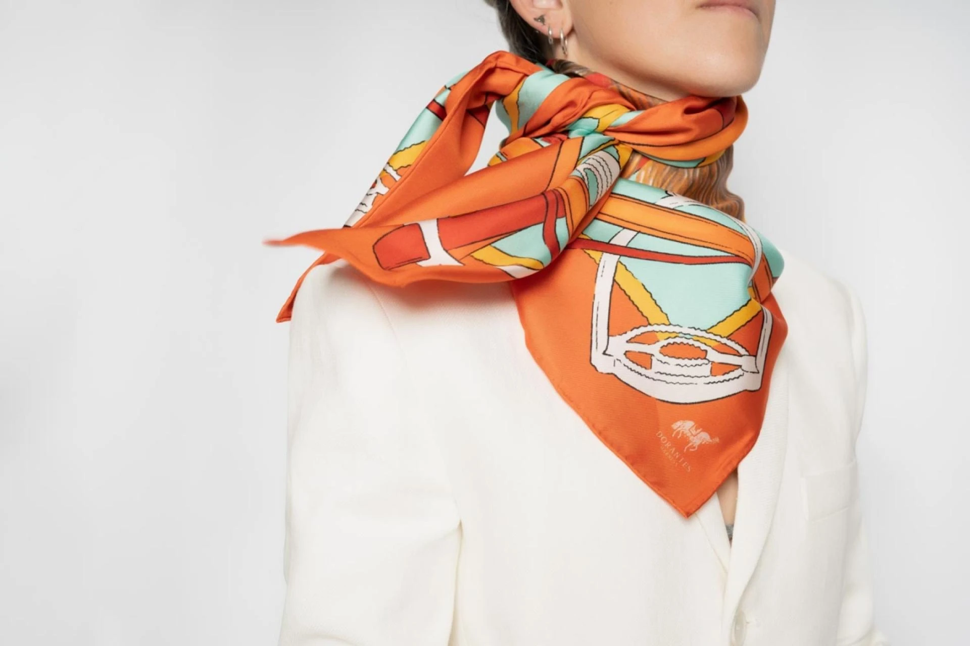 El color de la temporada: Cómo combinar un pañuelo de seda naranja