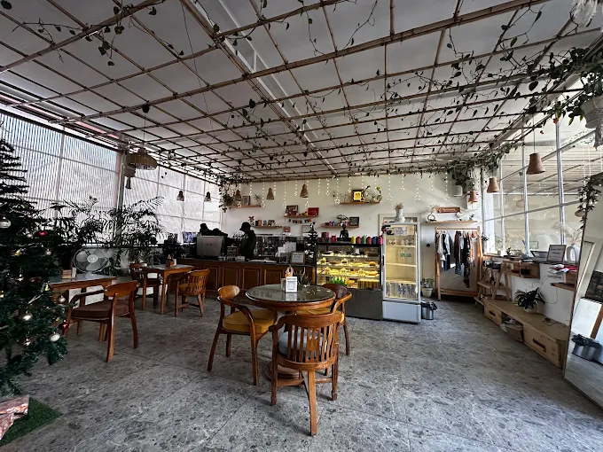 Cafe in Rishikesh near Laxman Jhula That Feeds Both Body and Soul