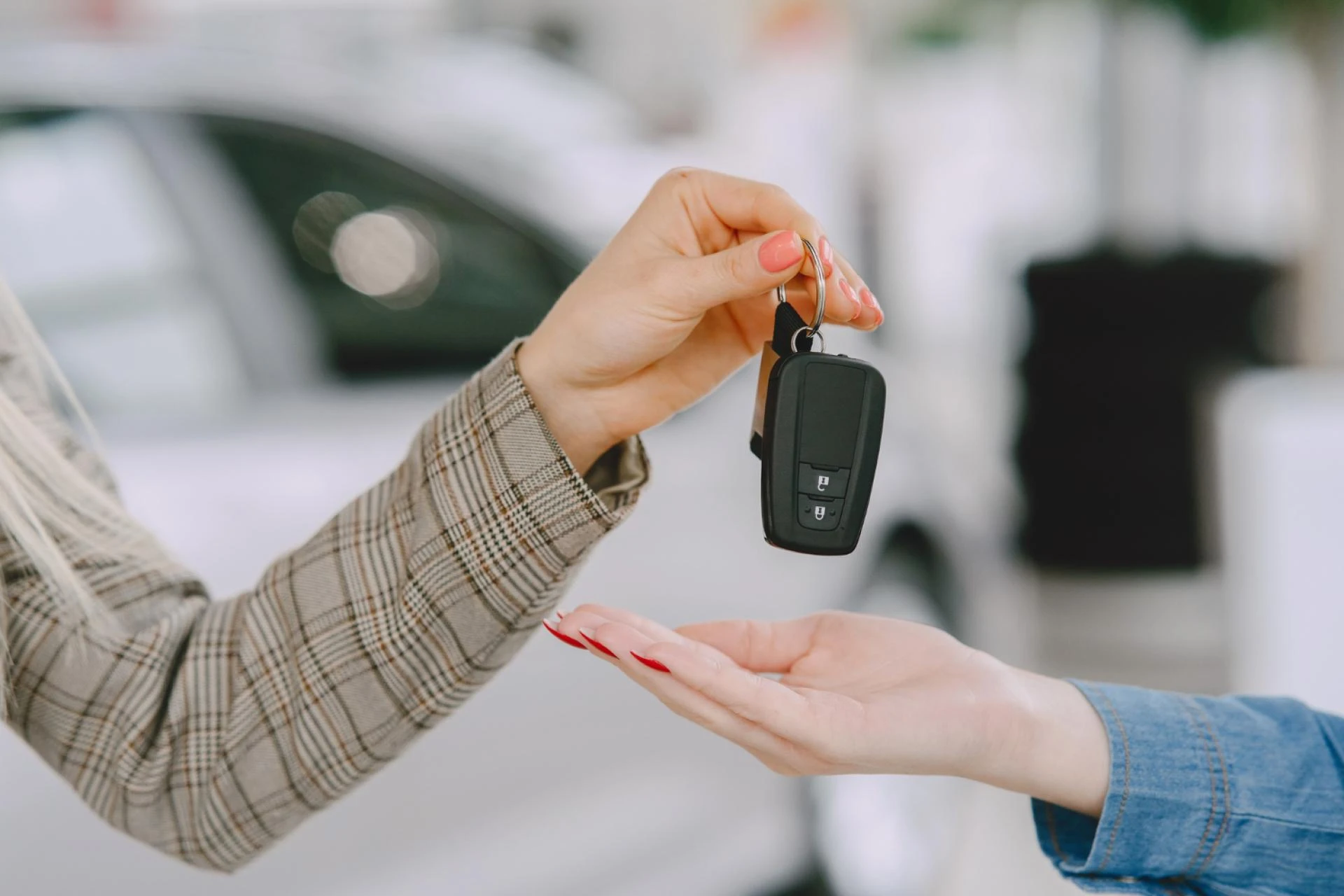 How to Select the Right Car Rental in Mumbai for Family Vacations