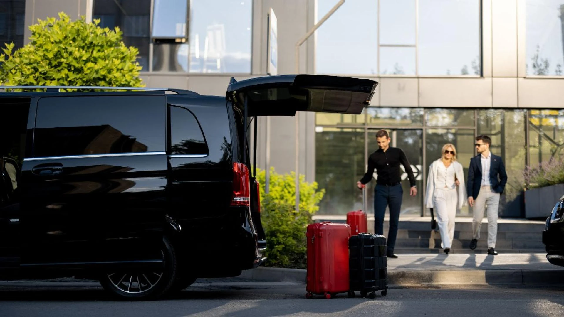 Experience the Luxury of an Airport Chauffeur Service