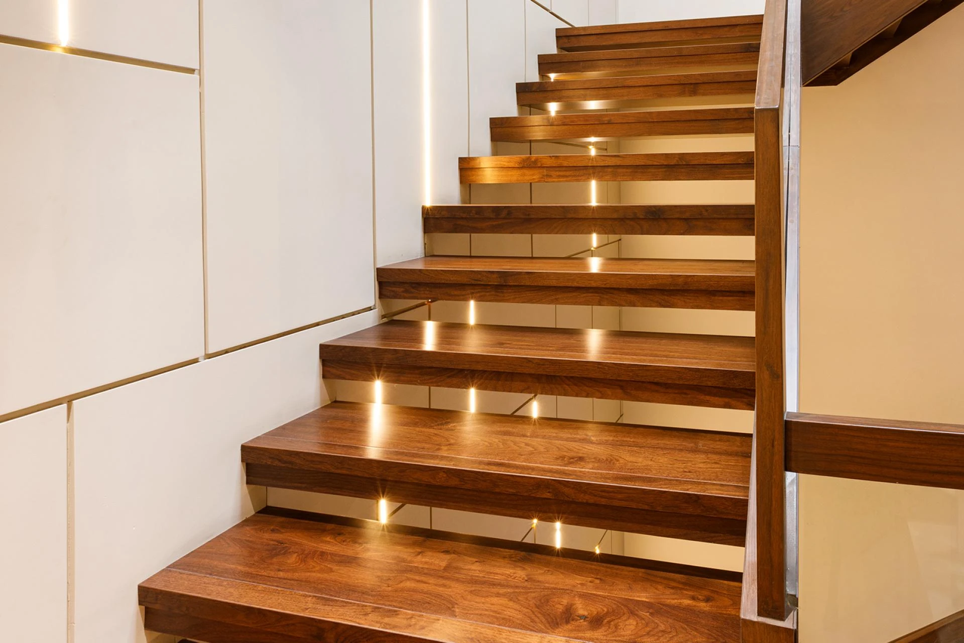 Key Elements That Define a Well-Designed Wooden Staircase
