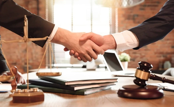 Top 5 Benefits of Hiring a Professional Corporate Lawyer in Delhi for Contracts and Compliance