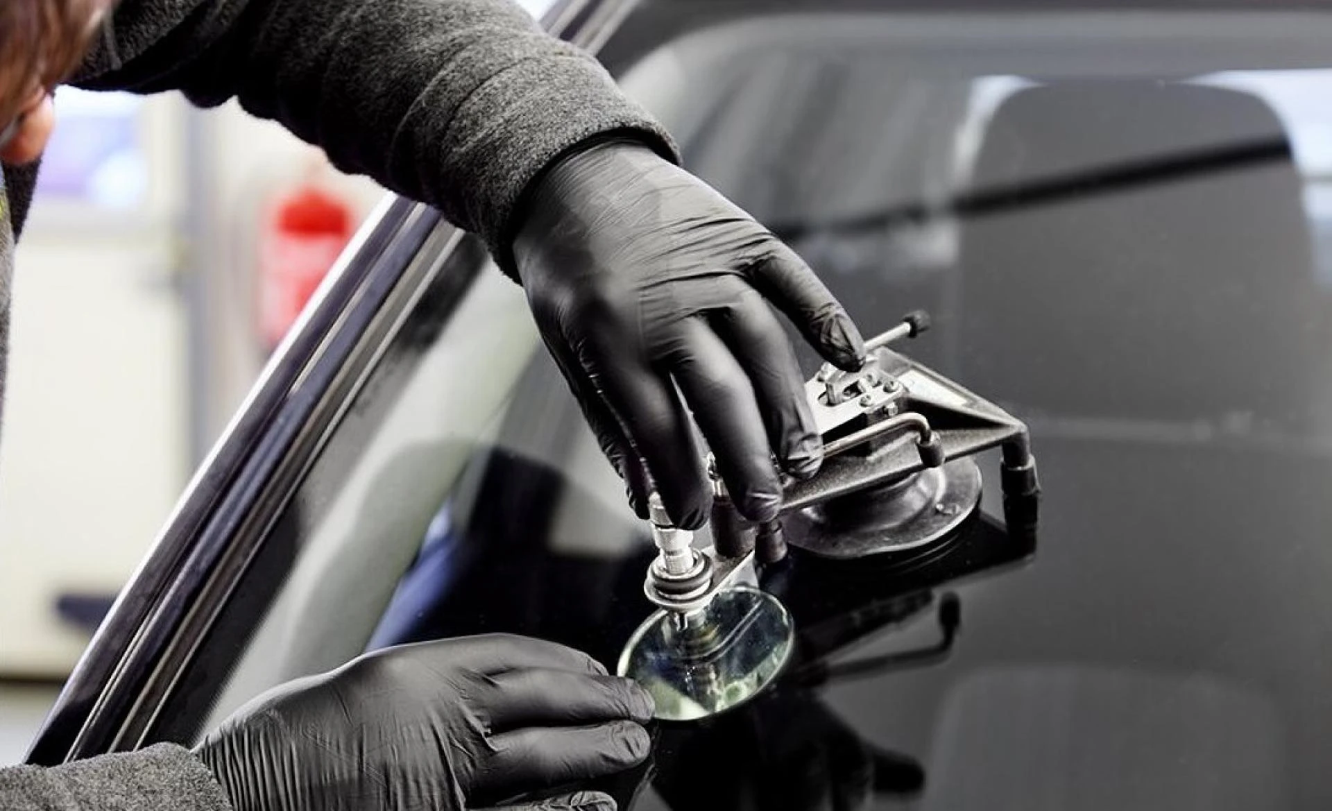 Glasschaden am Auto? Die häufigsten Ursachen & schnelle Lösungen in Regensburg
