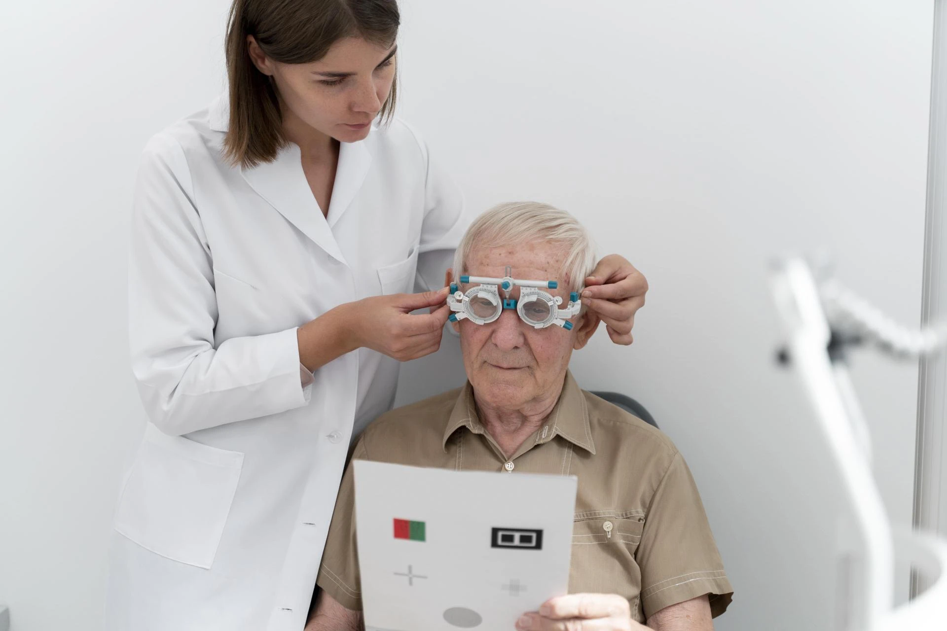 How to Choose the Best Retina Surgeon for Safe & Advanced Eye Care