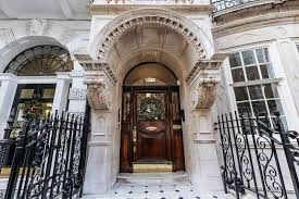 Does L’Atelier Aesthetics at 101 Harley Street offer consultations?