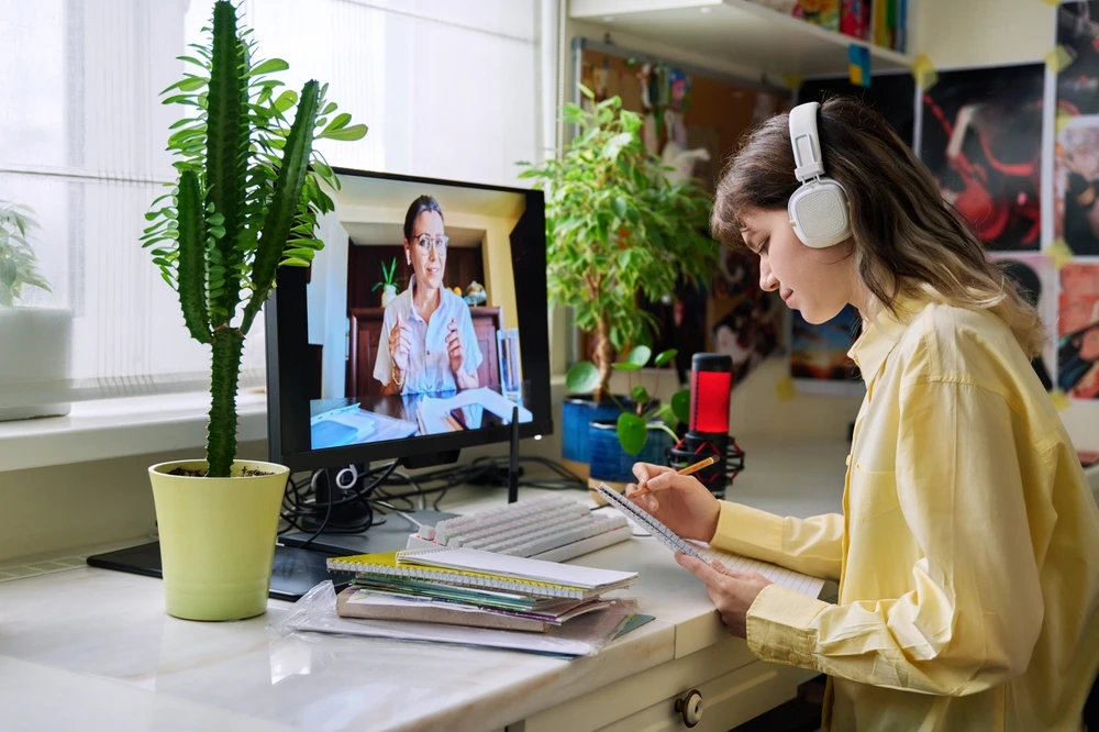 Online Tutoring vs Traditional Coaching: What Today’s Students Prefer