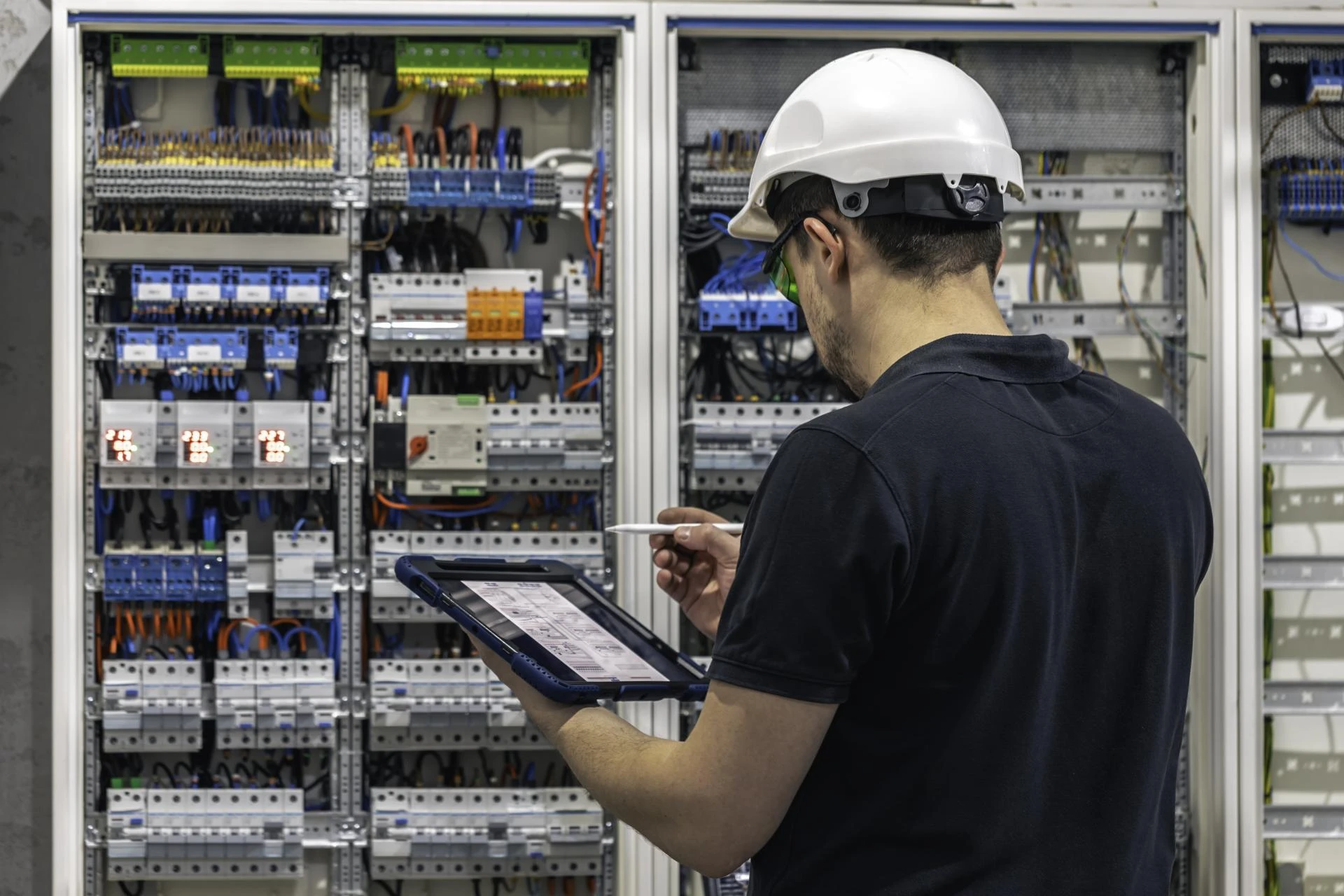 How Do Electrical Estimators Calculate Labour Costs — Australia Commercial Guide