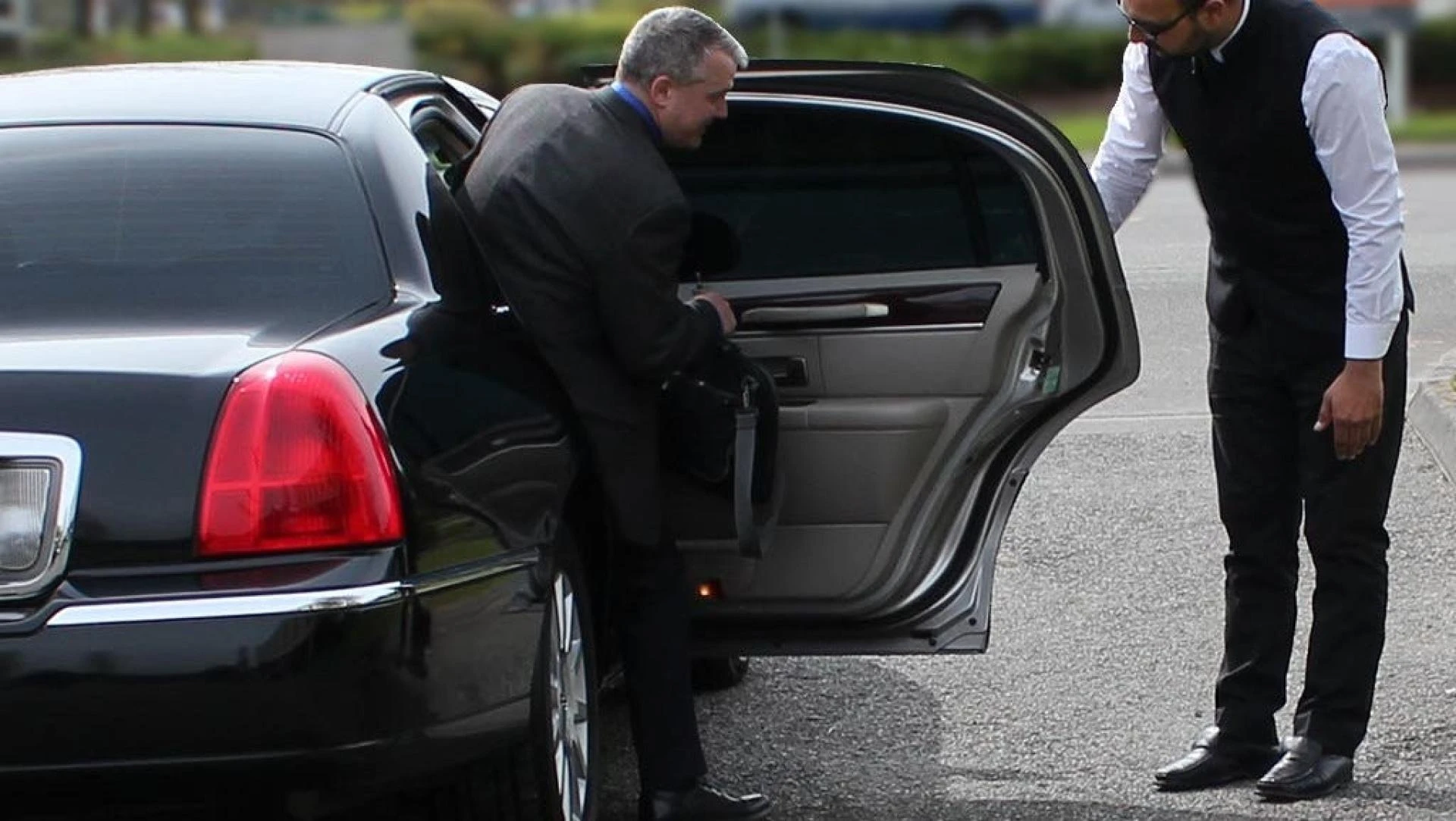 Enjoy Premium Comfort with Our Exclusive Limousine Service Now