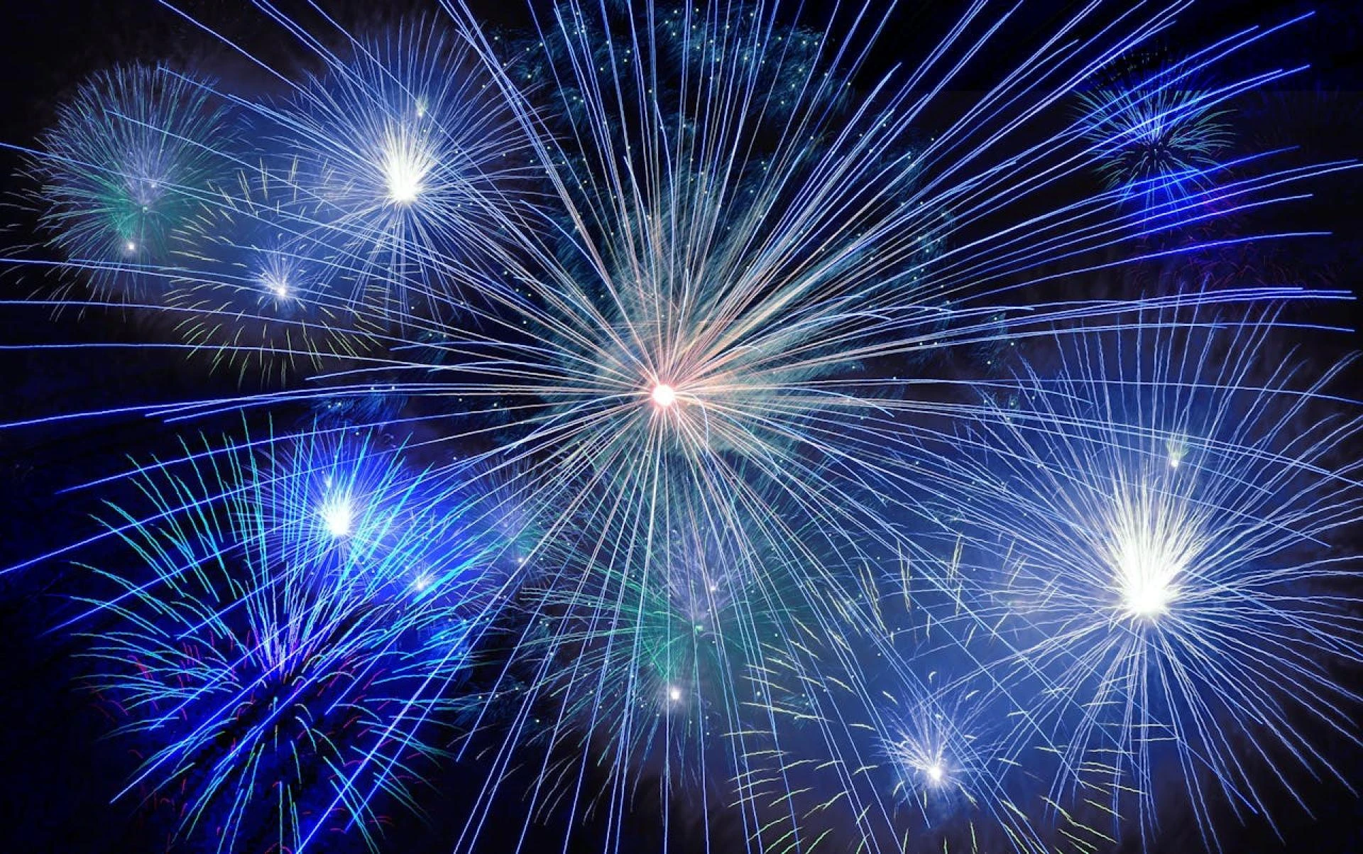 How Multi-Burst Roman Candles Elevate Home Fireworks Experiences