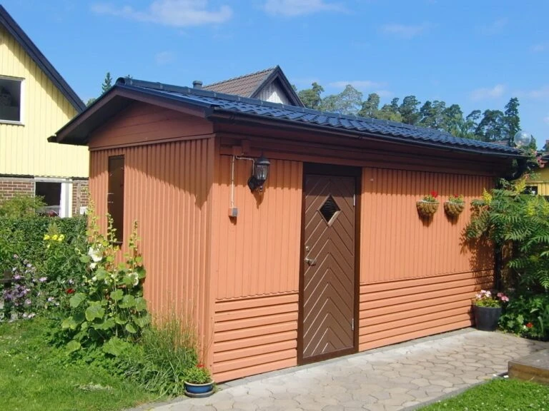 Ett Genomtänkt Förrådsbygge Skapar Grunden För En Hållbar Träfasad