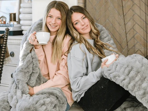 How to Match the Best Throw Blankets to Your Color Scheme