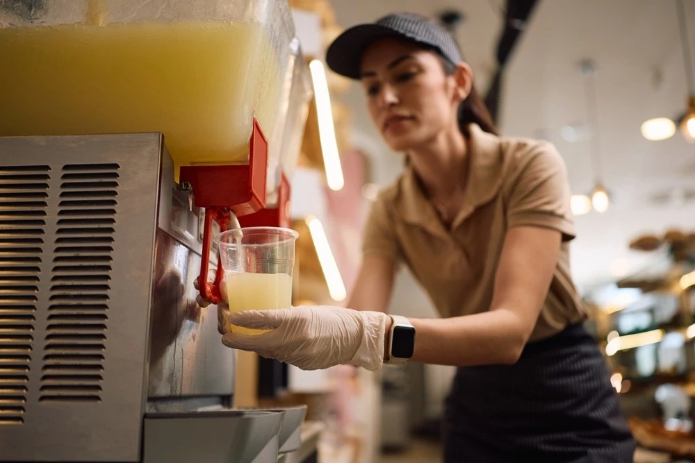 How Beverage Dispensers Reduce Plastic Waste in Restaurants?