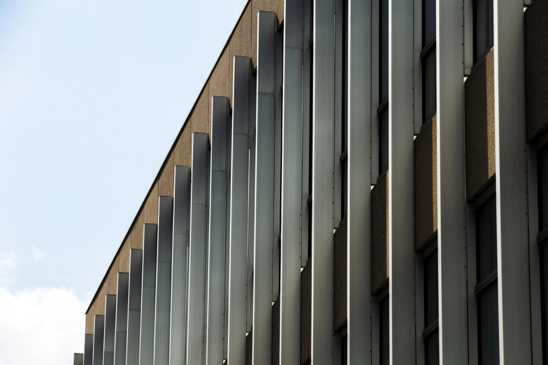 Metal Cladding vs Traditional Cladding Materials: Key Differences