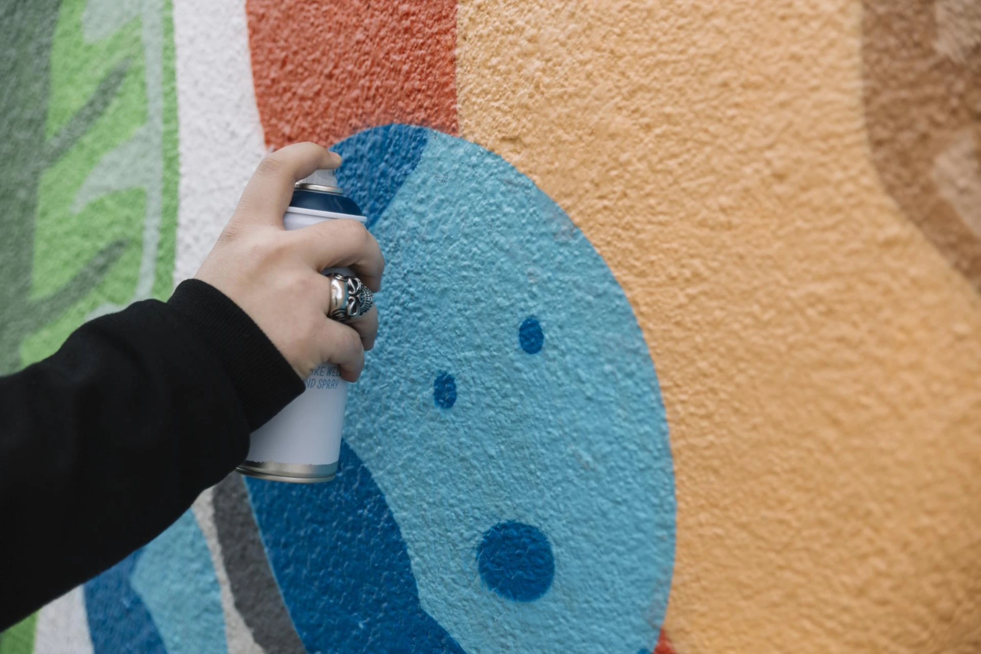 Spray Painting vs Traditional Brush Painting: Comparison Guide