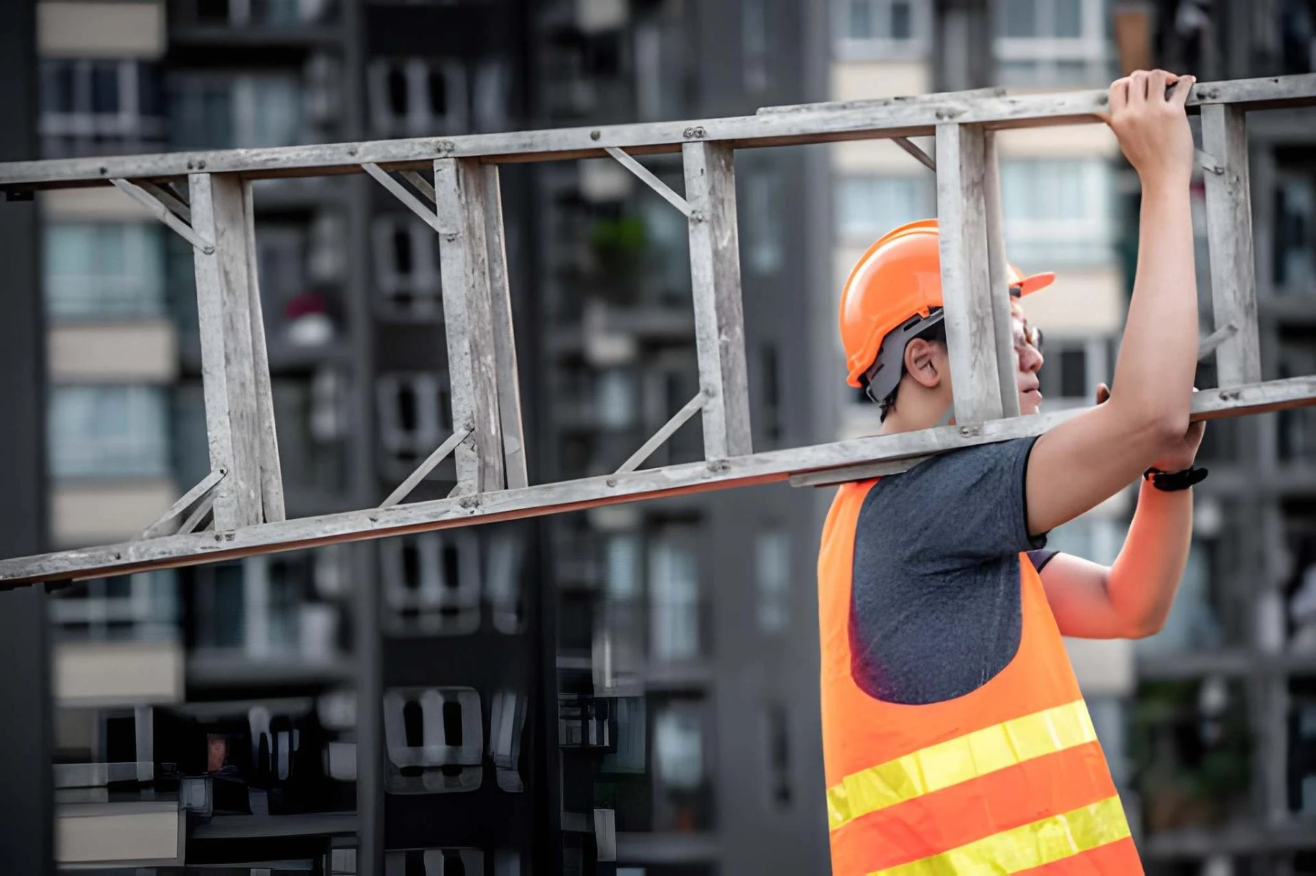 How the Right Folding Ladder Can Improve Productivity on the Worksite