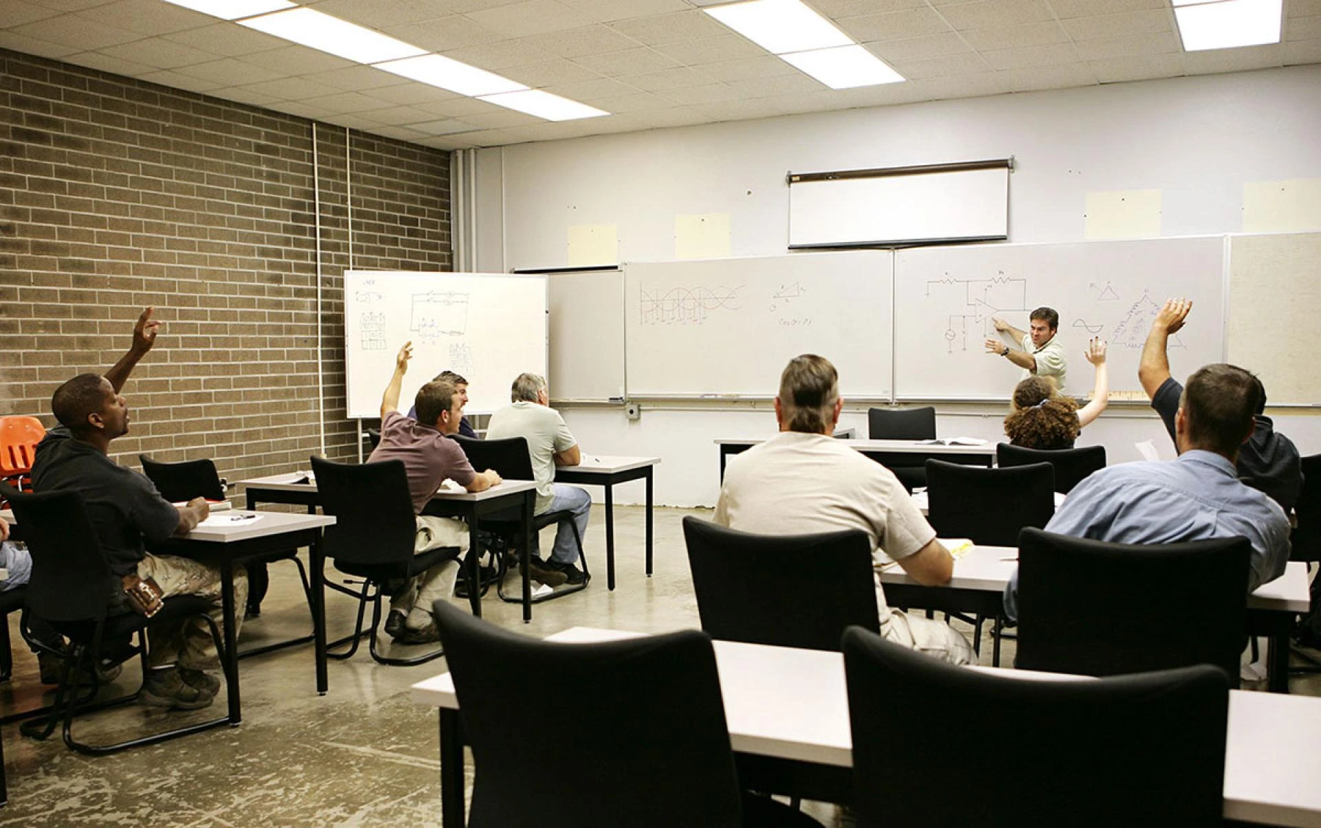 Career Opportunities After Completing an 8 and 16 Hour Security Certificate Online