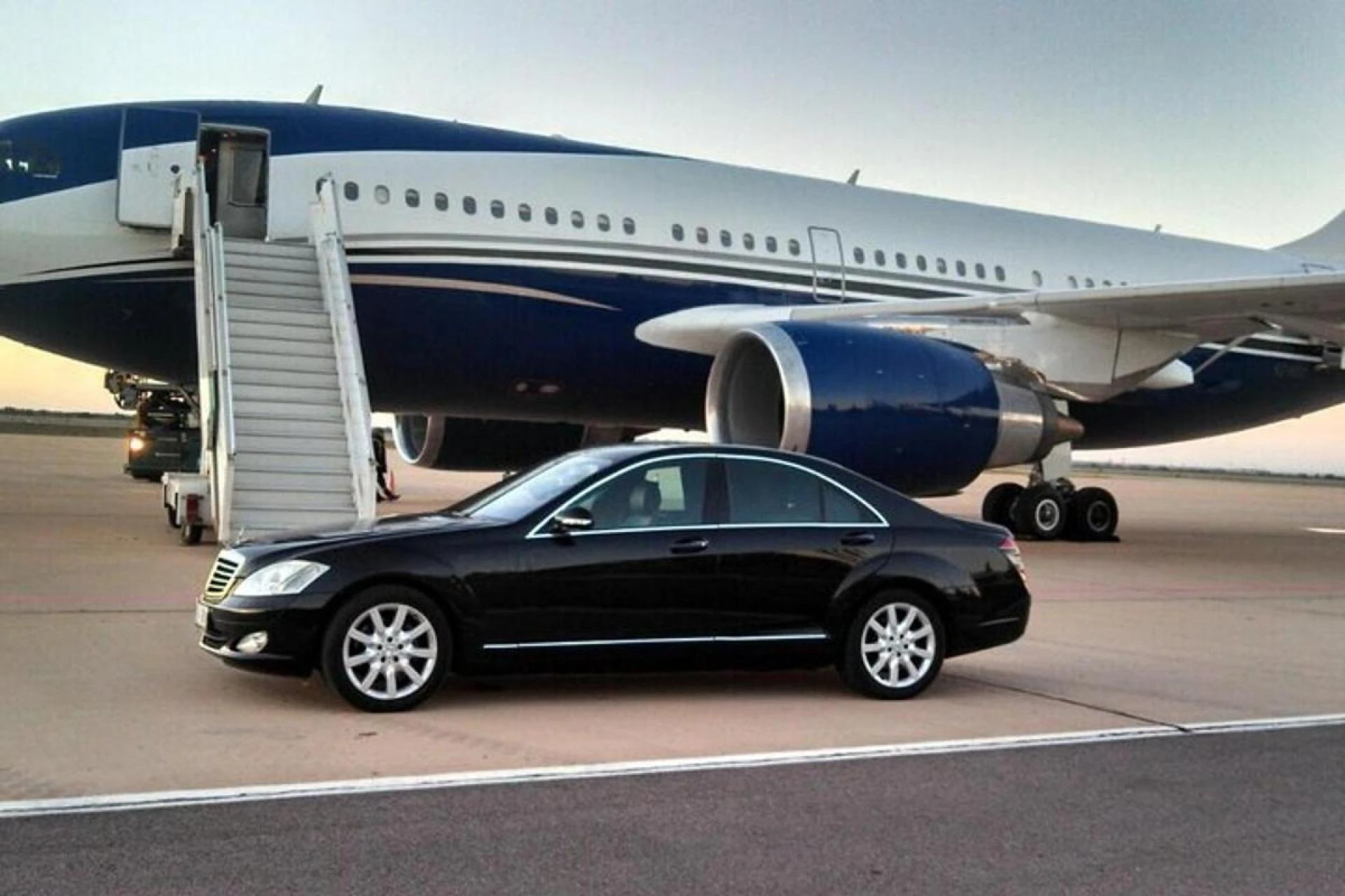 Premium Airport Limousine Service in Chicago with Chauffeur
