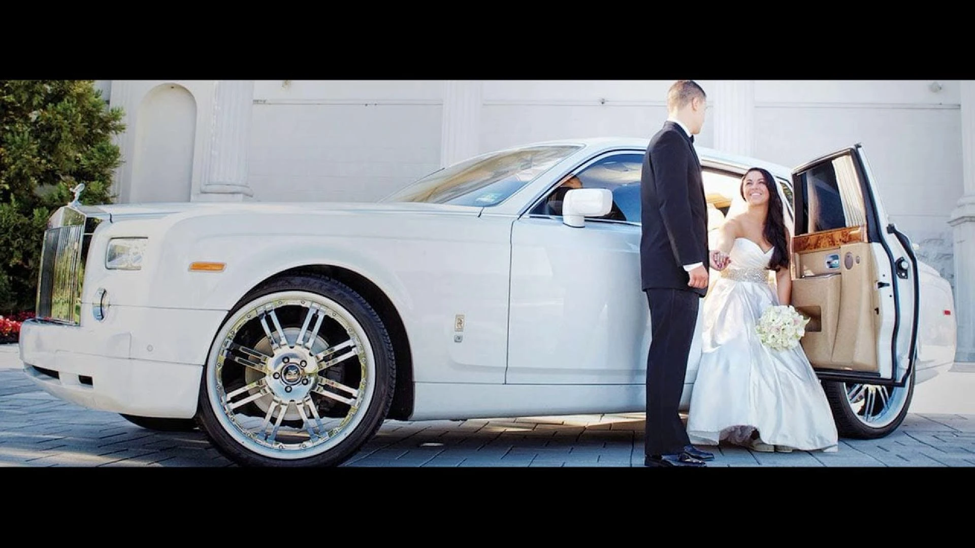 Stylish Wedding Limo Service for Unforgettable Grand Entrance