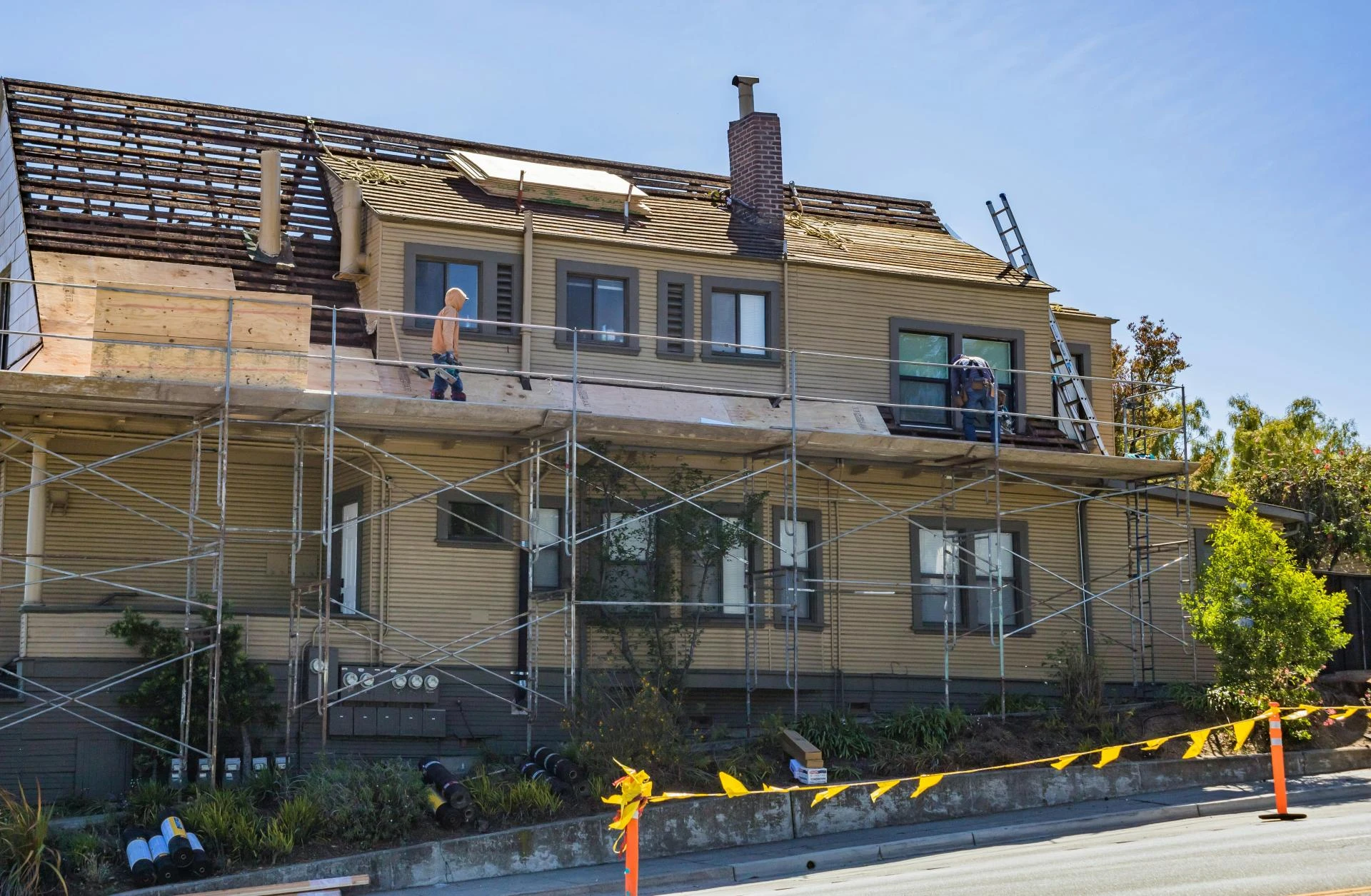 Choosing the Right Commercial Roofing Contractor in California