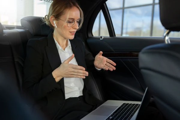 Which taxi options are fastest from Melbourne city to the airport?