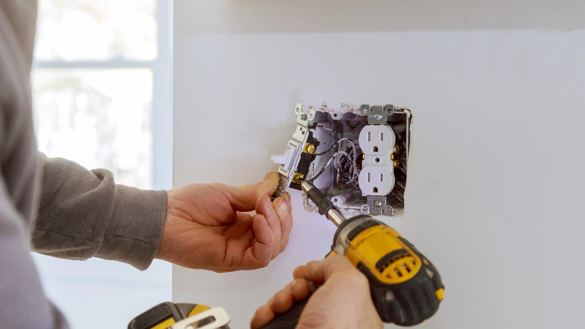 Top Electrician Near Me in Coral Springs & Professional Electrical Contractor in Broward County