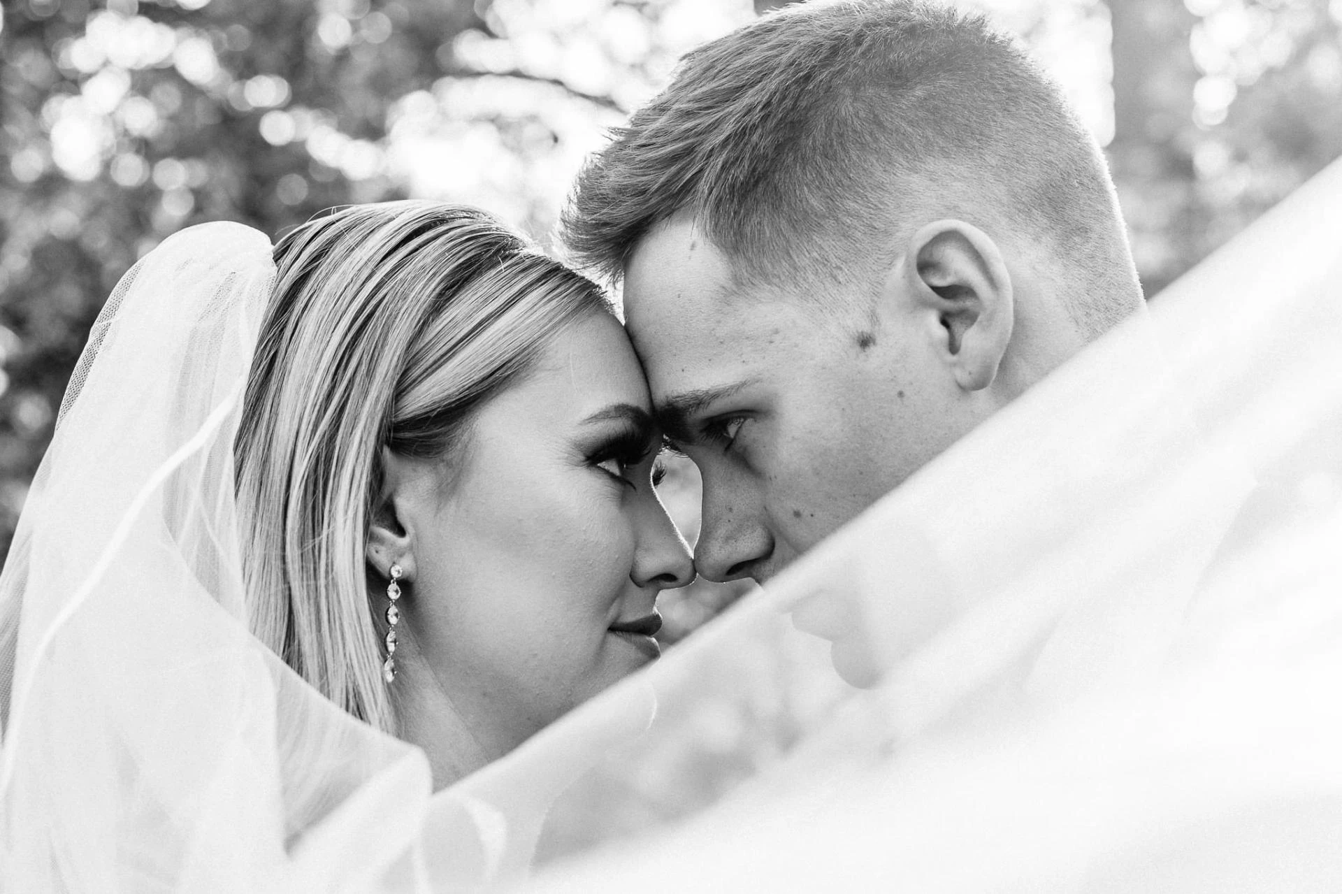 Expert Wedding Photographer St Louis for Romantic and Candid Photography