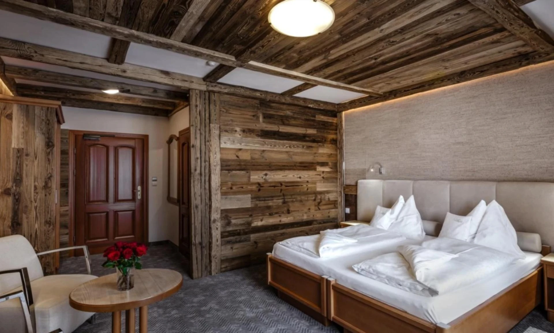 L’élégance intemporelle du bois ancien dans les espaces de vie