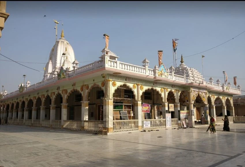 How Tijara Jain Temple Offers a Unique Spiritual Experience