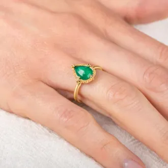 A Complete Style Guide to Emerald Jewelry and Rings for Women