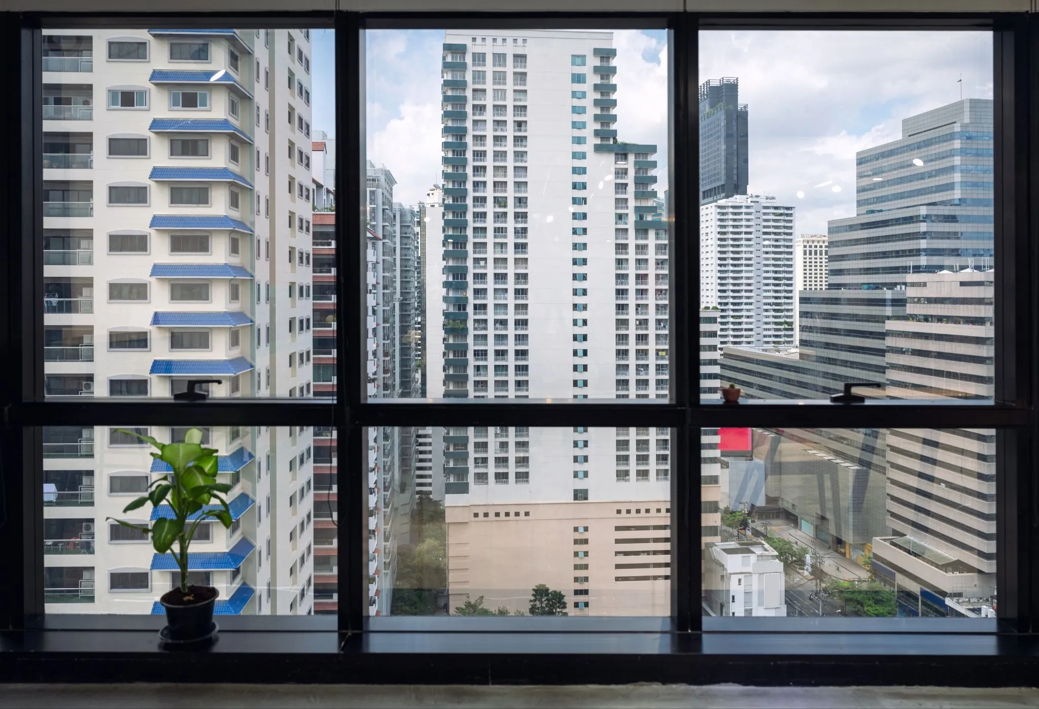Aluminium Sliding Windows vs Casement Windows: Ventilation, Space & Practical Use in Indian Homes