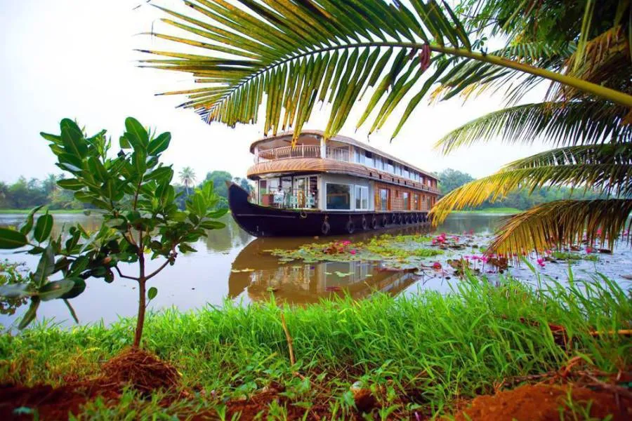 Alleppey Honeymoon Houseboat for a Luxury Stay