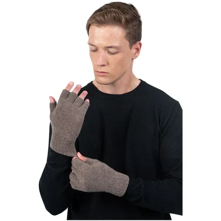 Stay warm in style: The appeal of men's cashmere gloves