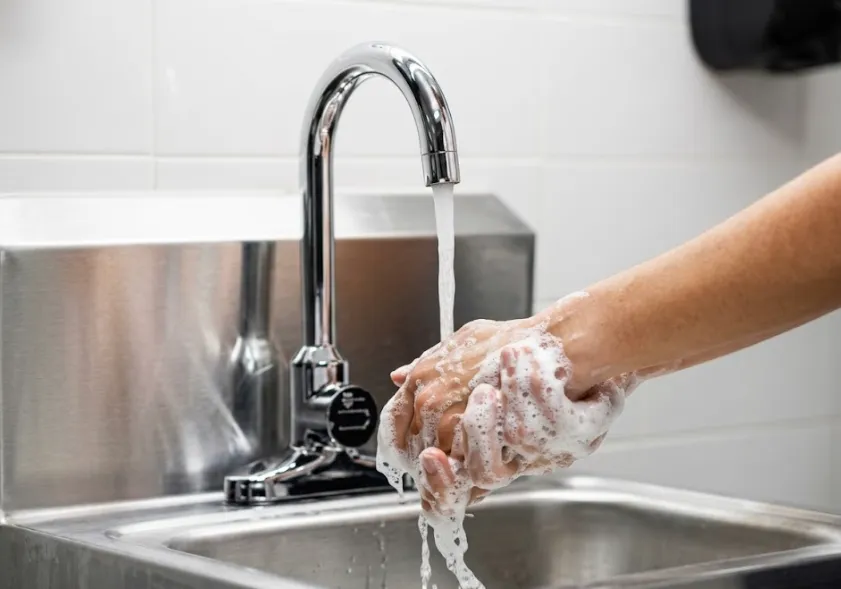 Pourquoi les lave-mains autonomes avec eau chaude sont plus efficaces